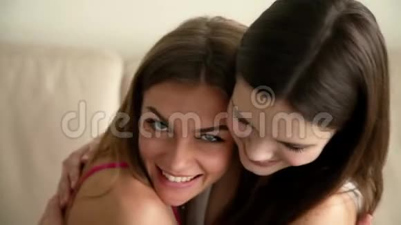 两个幸福的女朋友拥抱在一起视频的预览图