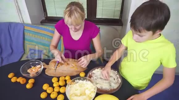 母亲和儿子一起在家厨房做蛋糕视频的预览图
