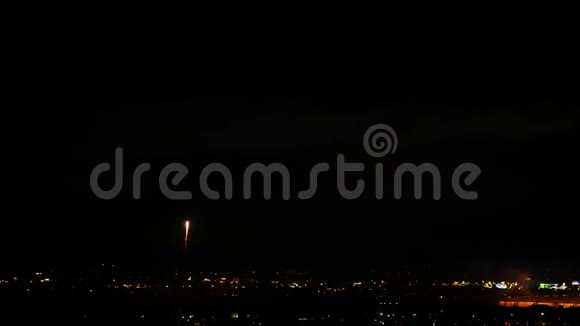 壮观的日本烟火明亮的灯光五彩缤纷的爆炸在黑暗的夜空中在4k的黑暗背景下大城市上空爆炸视频的预览图