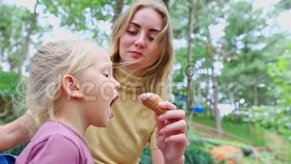 小女孩妈妈吃冰淇淋对抗植物视频的预览图