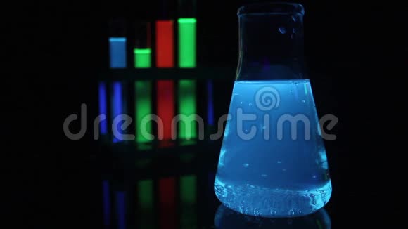 医用试管和烧瓶中发光液体化学品视频的预览图