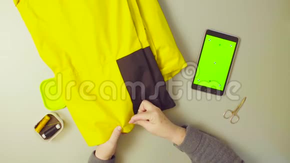 绿色屏幕老妇人的手在缝裤子视频的预览图