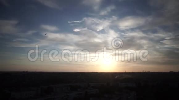 城市上空的云层视频的预览图