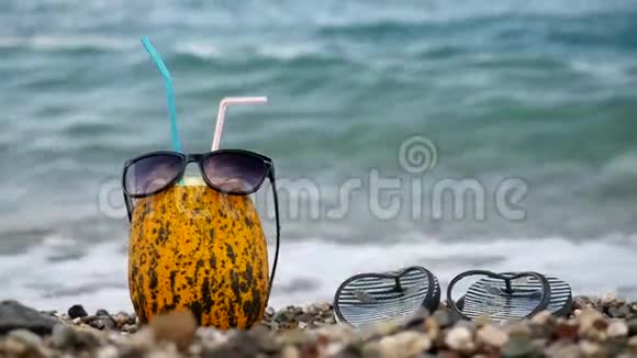 大理石海滩上的新鲜泰国甜瓜鸡尾酒视频的预览图