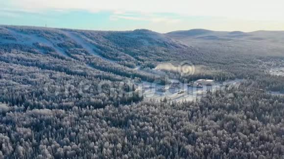 山脚滑雪场的俯视图录像山脚下有滑雪坡的隐蔽滑雪场在视频的预览图