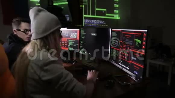 两个电脑黑客计算机屏幕上有背景代码视频的预览图