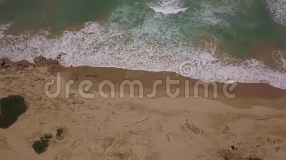 在南非的波浪和戏剧性的未触及海滩视频的预览图