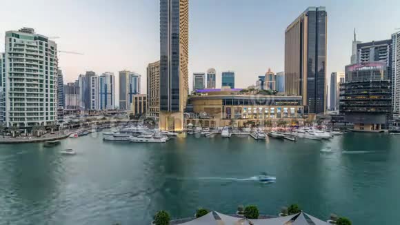 迪拜码头的空中蔬菜有购物中心餐馆塔楼和游艇日夜兼程联合阿拉伯视频的预览图