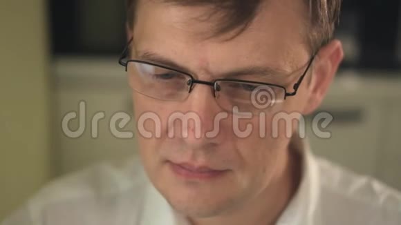 一个戴眼镜的年轻人用电脑看学特写视频的预览图