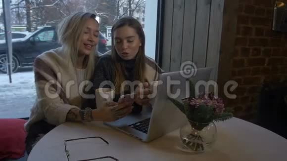 两个女孩坐在咖啡馆里聊天视频的预览图