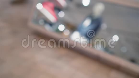 一位年轻女子在镜子附近的商店里试穿白色运动鞋视频的预览图