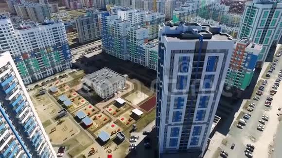 通用城市砖式公寓楼高层经济适用房综合楼建设的外部白天时间视频的预览图