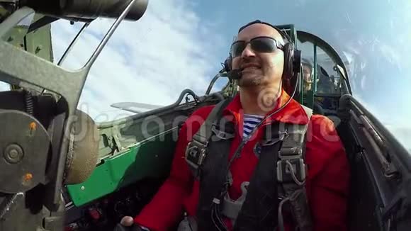 在喷气式飞机驾驶舱中超载的飞行员视频的预览图