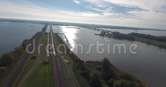 铁路非城市地区的鸟瞰图视频的预览图