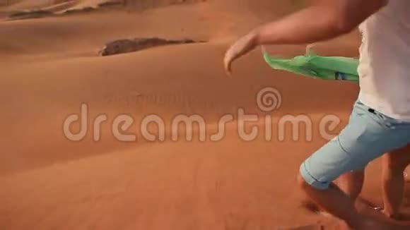 在沙漠的沙丘上恋爱的情侣视频的预览图