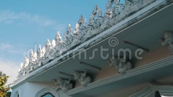 泰国白庙白色粘土的美丽装饰和造型白色灰泥成型视频的预览图