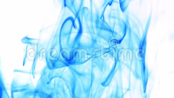 水族箱中的蓝色水波慢动作抽象背景视频的预览图