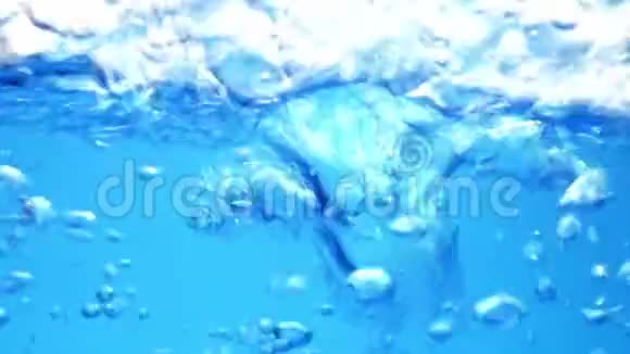 水族箱中的蓝色水波慢动作摘要背景视频的预览图