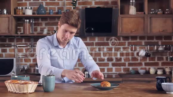 白人男性使用智能手机拍摄食物视频的预览图