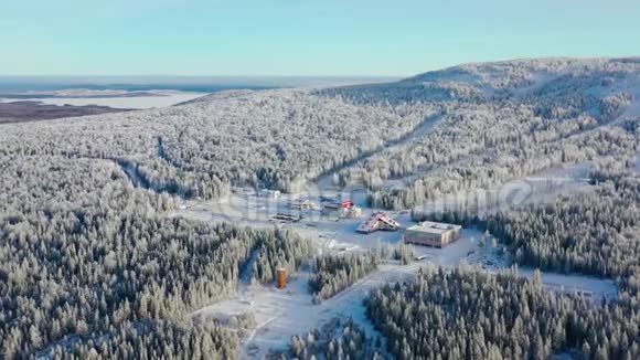 山脚滑雪场的俯视图录像山脚下有滑雪坡的隐蔽滑雪场在视频的预览图