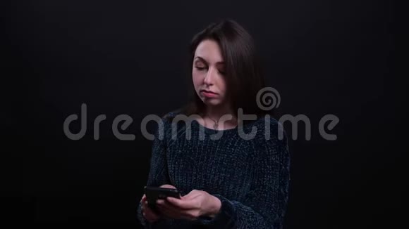 成人美丽的白种人深色头发的女性在手机上自拍摆姿势微笑视频的预览图