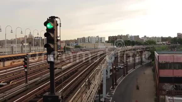 两列令人惊叹的现代化城市市中心地铁列车将于阴天抵达火车站视频的预览图
