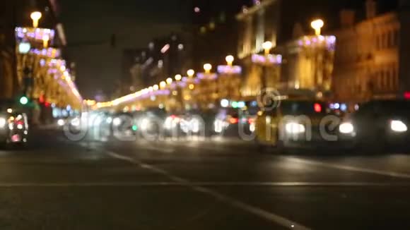 夜间或傍晚在灯火通明的城市中模糊的交通视野视频的预览图
