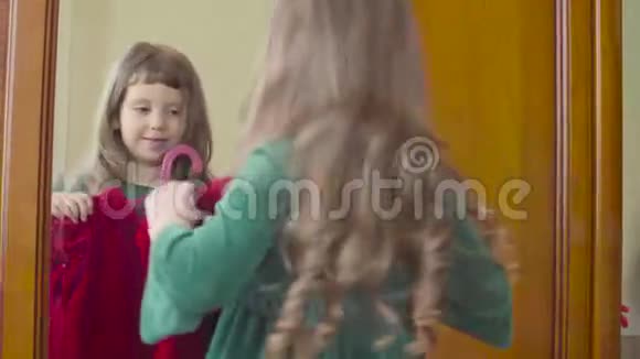 一个女孩照镜子看一件新衣服视频的预览图