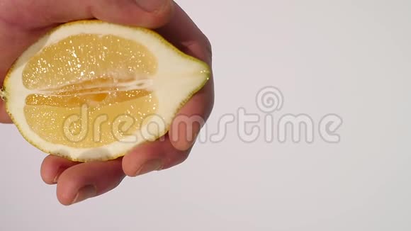 鲜柠檬汁被男性挤压视频的预览图
