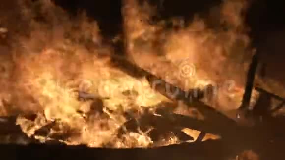 火灾烧毁房屋短路危险视频的预览图