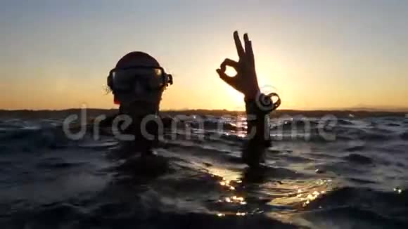 水面上的潜水员显示正常视频的预览图