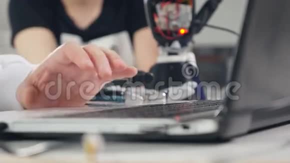 在电脑上工作的人的手的特写镜头视频的预览图
