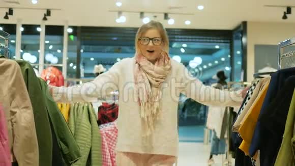 疯狂的女孩在大型购物中心购物女购物狂在商店买衣服各种各样的东西视频的预览图