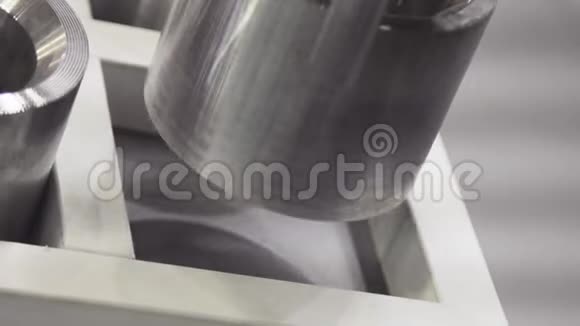 工厂里的工业机器人手臂机器人手臂移动工厂的金属细节视频的预览图