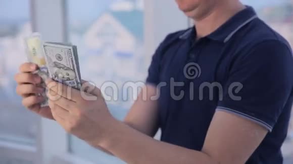 男人的手在数钱美元钞票视频的预览图