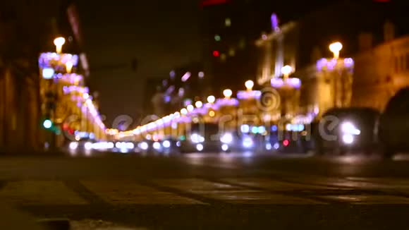 夜间或傍晚在灯火通明的城市中模糊的交通视野视频的预览图