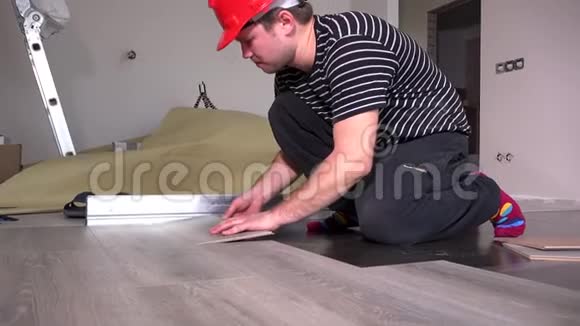 男木匠在新房铺木层板视频的预览图