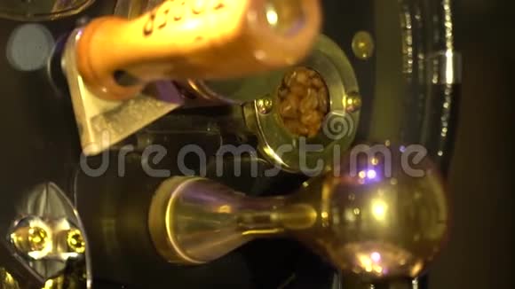 咖啡豆在用特殊的机器烘烤时混合视频的预览图