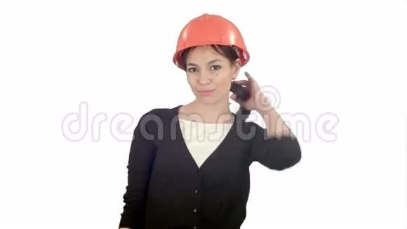 女建筑工人在白色背景下做滑稽舞蹈视频的预览图