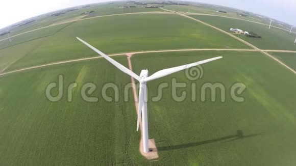 可再生能源生态风力发电绿色农场领域与大白风车涡轮惊人的4k空中无人机视图视频的预览图