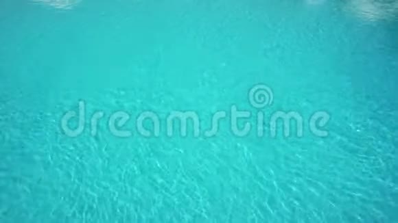 泳池里蓝色水的质地视频的预览图