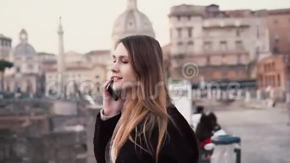在市中心散步的年轻女子罗马论坛女旅行者在打电话探索意大利的女孩视频的预览图