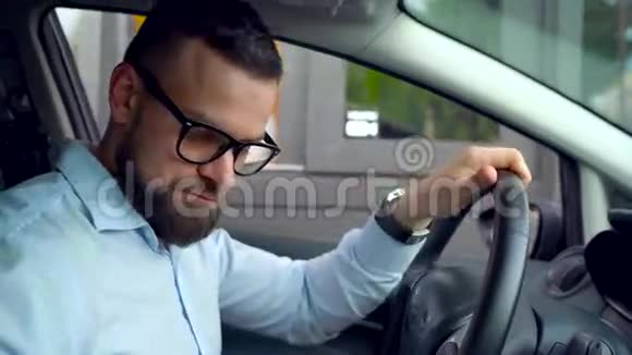 一个叫胡子的人在汽车快餐里点餐视频的预览图
