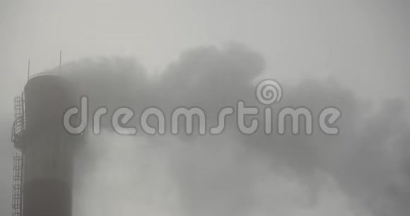 工业烟囱排放的4K烟雾能源发电管道与烟雾视频的预览图
