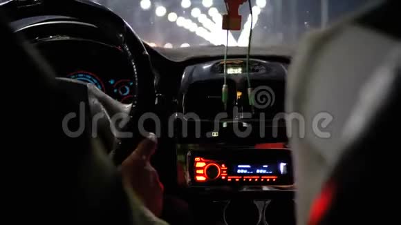 从埃及的一位出租车司机的后面看他晚上在度假城周围骑车视频的预览图