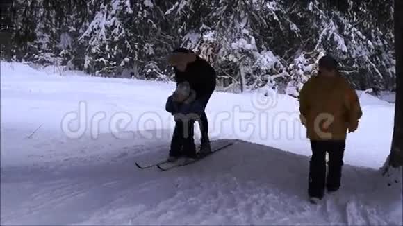 妈妈和儿子在冬天的森林里视频的预览图