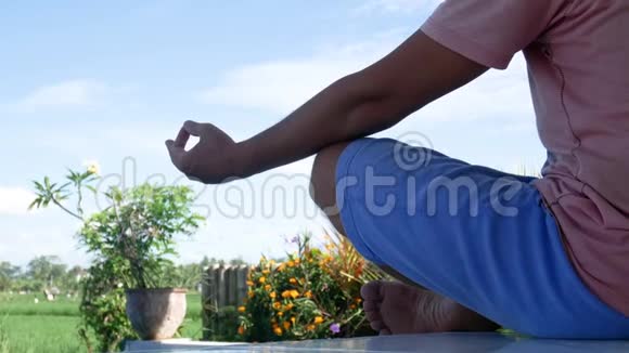 男人在异国花园里冥想瑜伽视频的预览图