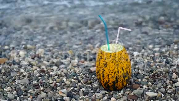 大理石海滩上的新鲜泰国甜瓜鸡尾酒视频的预览图