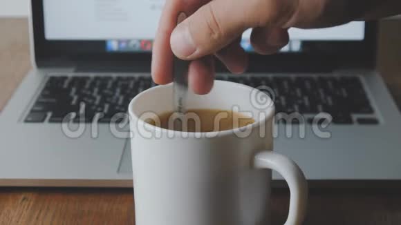 咖啡时间背景电脑手摇咖啡视频的预览图