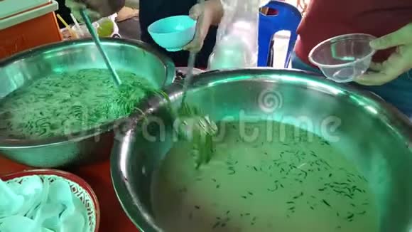 椰子汤绿色面条甜甜点视频的预览图